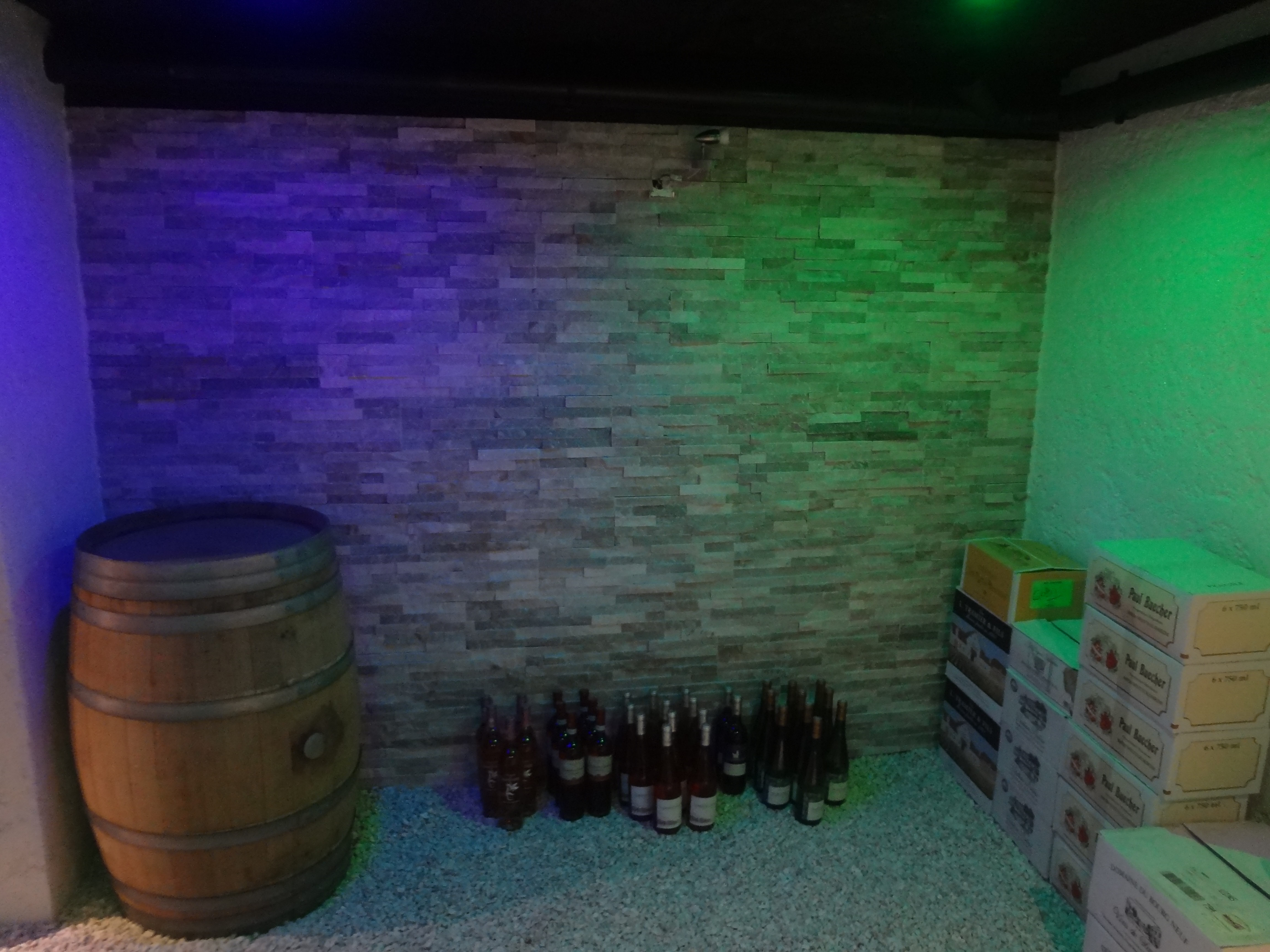 Cave à vin avec éclairages harmonieux
